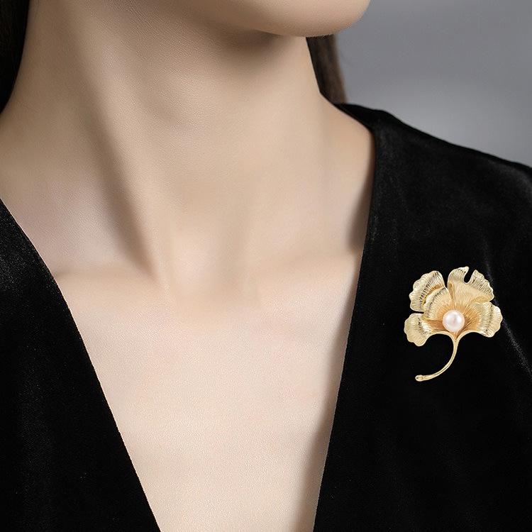 Elegant Women's Ginkgo Leaf Pearl Brooch – Vintage Apricot Design Pin