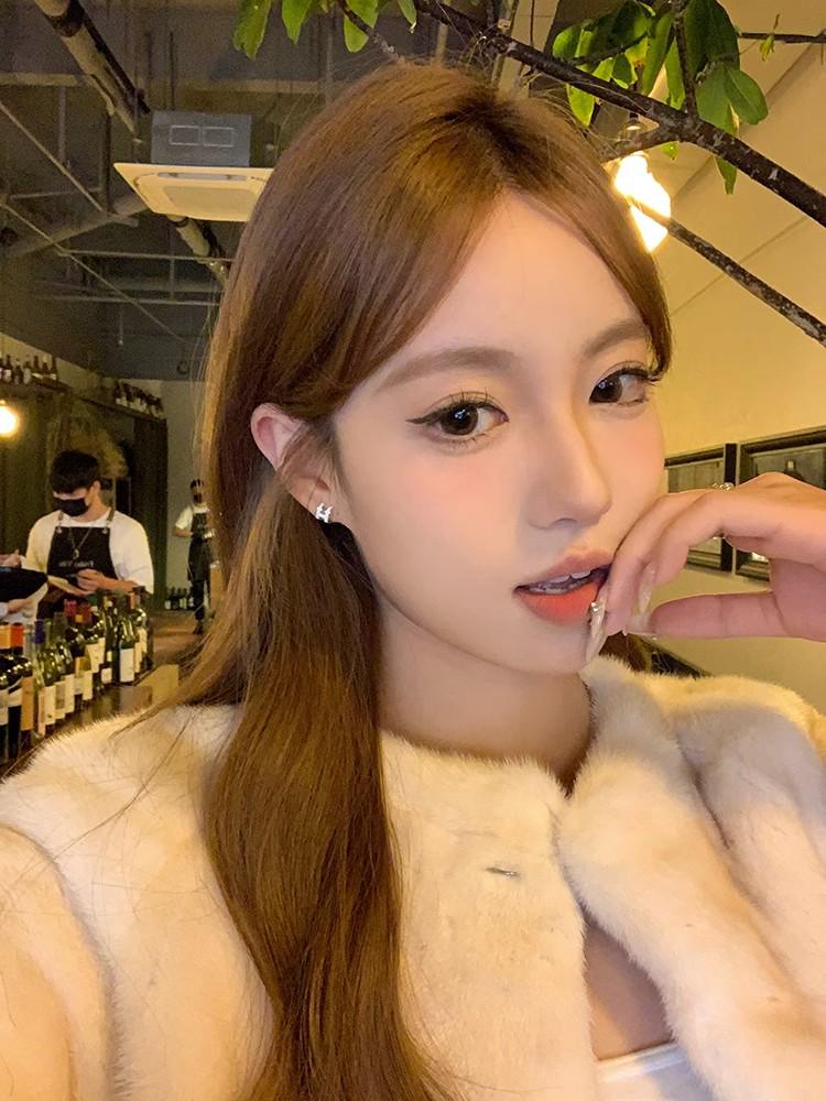 

Exquisite Women s 2024 Autumn/Winter Letter Stud & Mosquito Coil Ear Clip Earrings - Unique, High-End Style