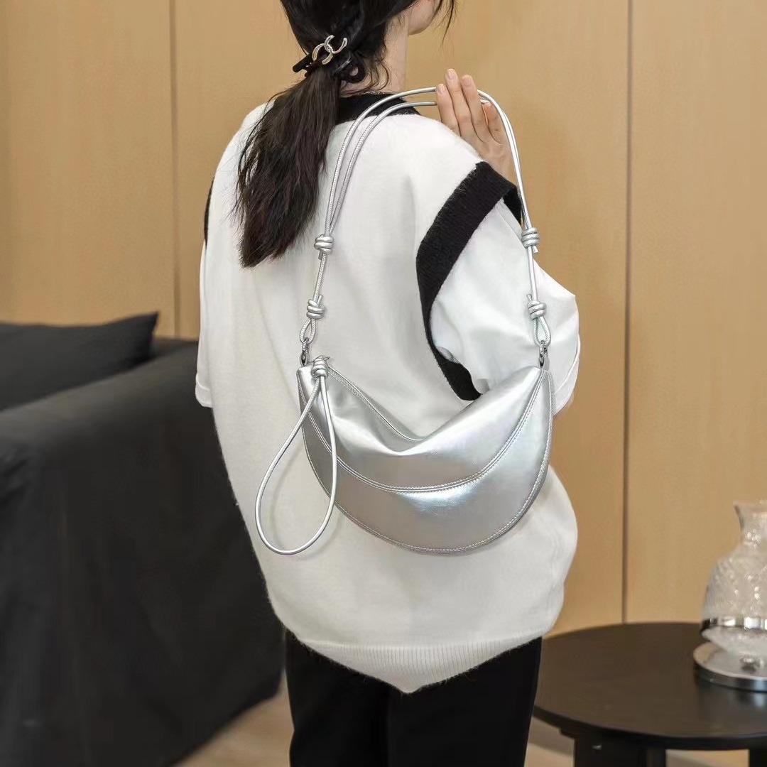 

Нишевая сумка-рожок, сумка-круассан, сумка-седло, сумка под мышкой, сумка-полумесяц, сумка через плечо на одном плече, нагрудная сумка серебряный