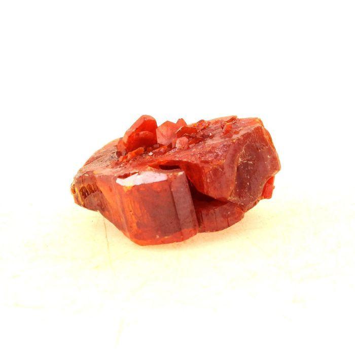 Pierres et Minéraux. Vanadinite. 44.5 ct. Mibladen Mining District, Midelt, Maroc.