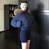 Dunkelblaue kurze Daunenjacke für Damen mit großem Pelzkragen