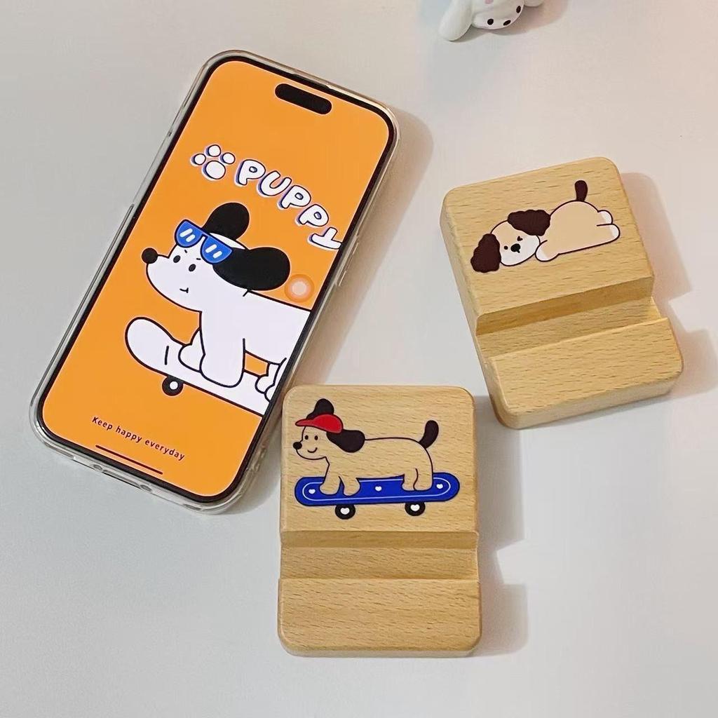 High-End Retro Solid Wood Puppy Phone Stand for Desktop Viewing