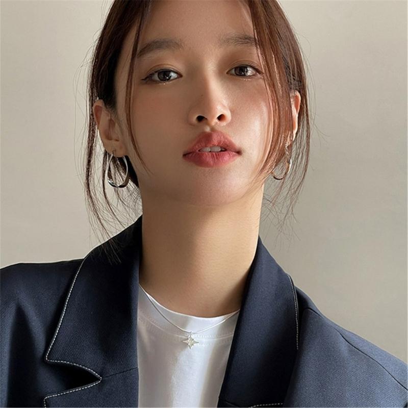 Elegantní geometrické náušnice kruhové s twistem pro trendy ženy s designem Möbiovy pásky a ženským půvabem pro každodenní nošení