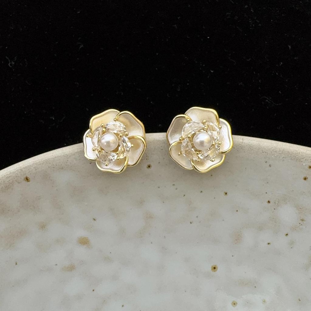 Elegante Zirkon-Perlen-Kamelien-Steckohrringe: Schick, Luxuriös & Vielseitig