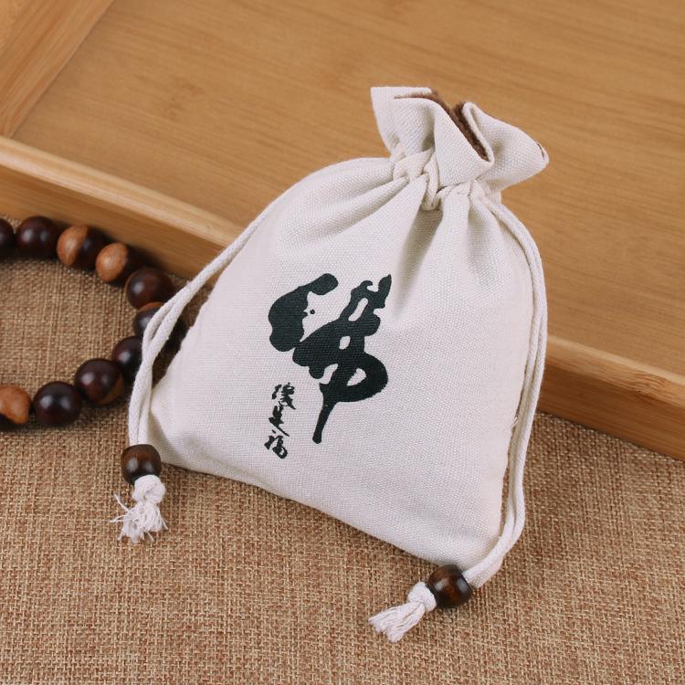 

Премиальная бархатная коробка для браслета из буддийских бусин из оленьей кожи с замшевым полотенцем и парчовым мешочком. 13x16 cm