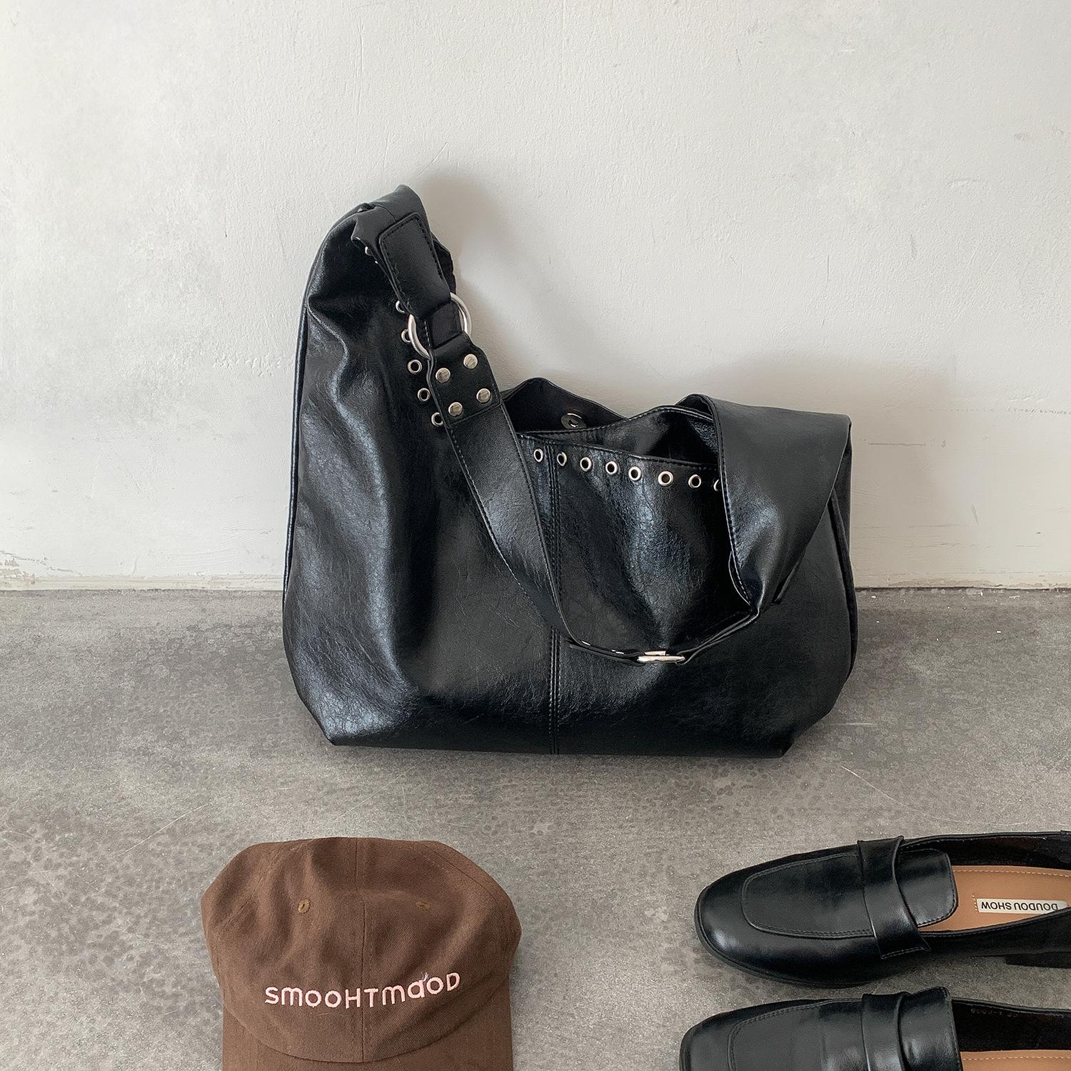 

Новая сумка-тоут с заклепками, большая вместимость, мягкая ПУ-кожа, сумка для commuters, высококачественная, нишевая модная сумка через плечо чёрный