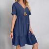 Vestito estivo casual mini da donna, scollo a V, manica corta, vita larga, tinta unita, con balze e pieghe, per signore