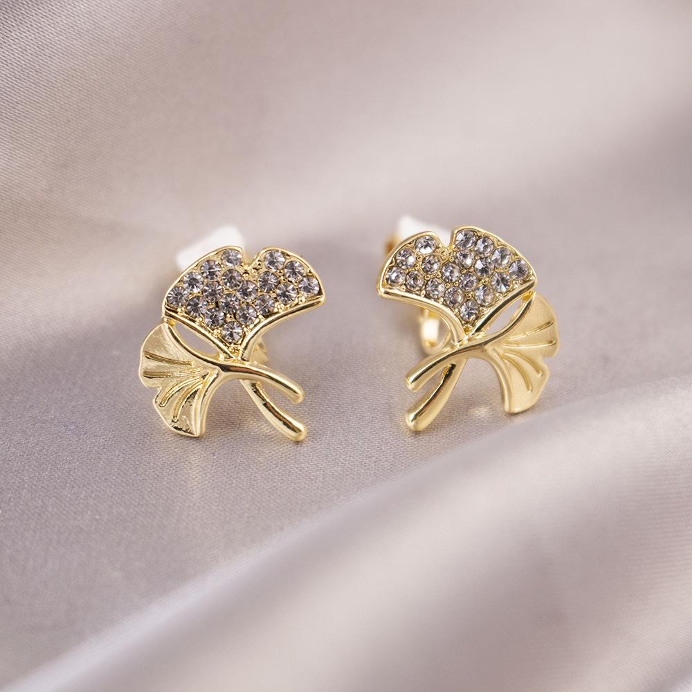 Elegant Clip-On Triangle Earrings for Non-Pierced Ears - Versatile, Light Luxury for Everyday Wear.