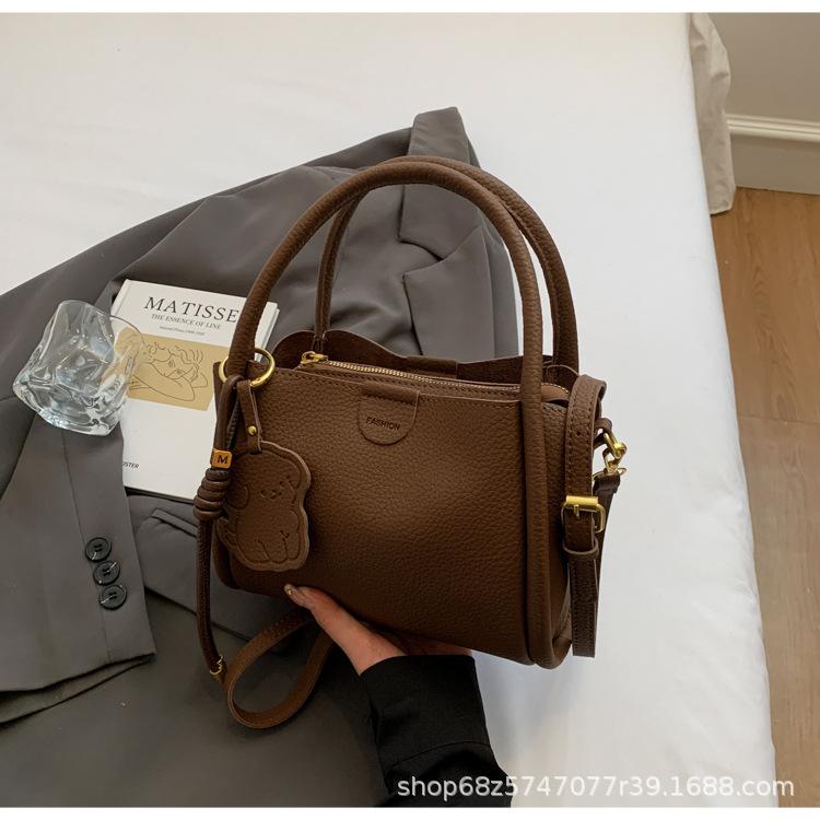 Simple design solid color handbag 2025 new Korean niche retro commuter crossbody bag textured commuter bucket bag