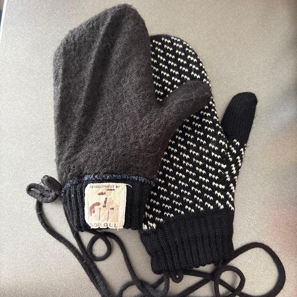 Used NOROLL Initial Birdseye Mittens Gloves
