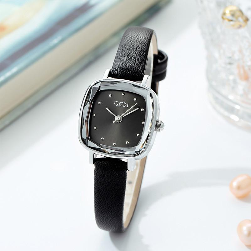 Vintage Ladies Quartz Watch With Leather Strap For Everyday And Gift Use