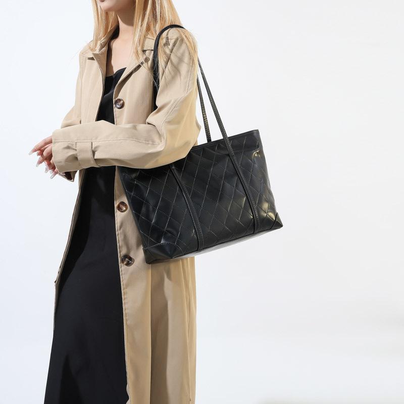 Casual Diamond Tote Bag New Fashionable Handbag Personalized Large Capacity Underarm Bag Simple Shoulder Bag