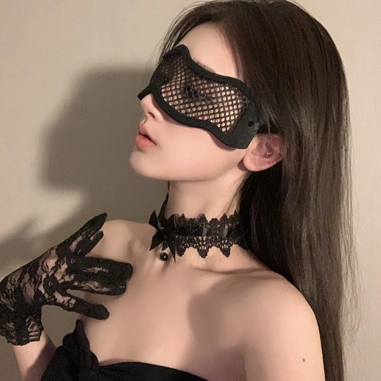 Sexy Spitzen-Halbmaske mit Federn - Halloween-Make-up Maskerade-Party-Accessoire
