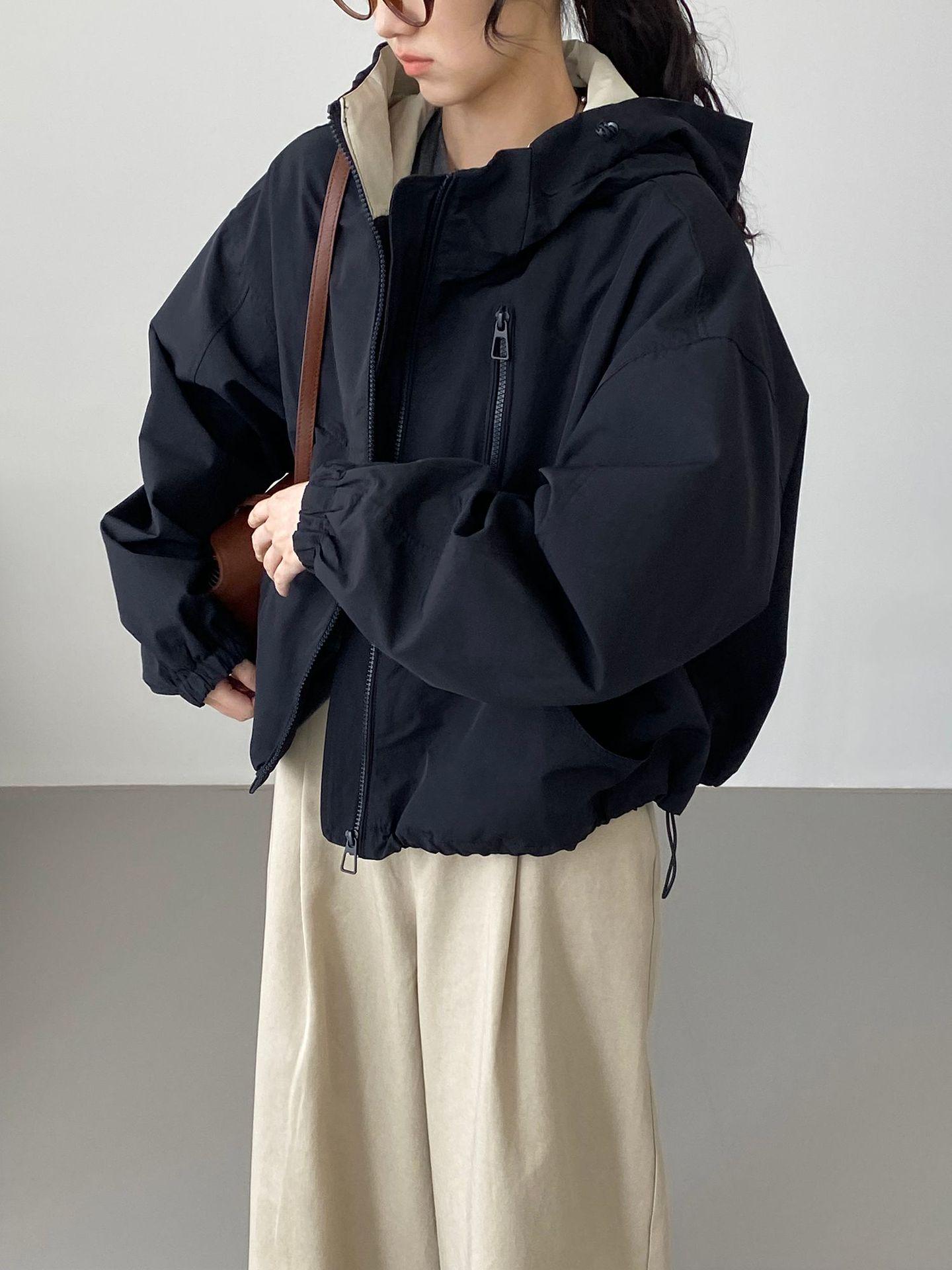 

Маленькая женская повседневная свободная куртка-ветровка с капюшоном и воротником-стойкой для ранней осени (H2816) One Size темно-синий