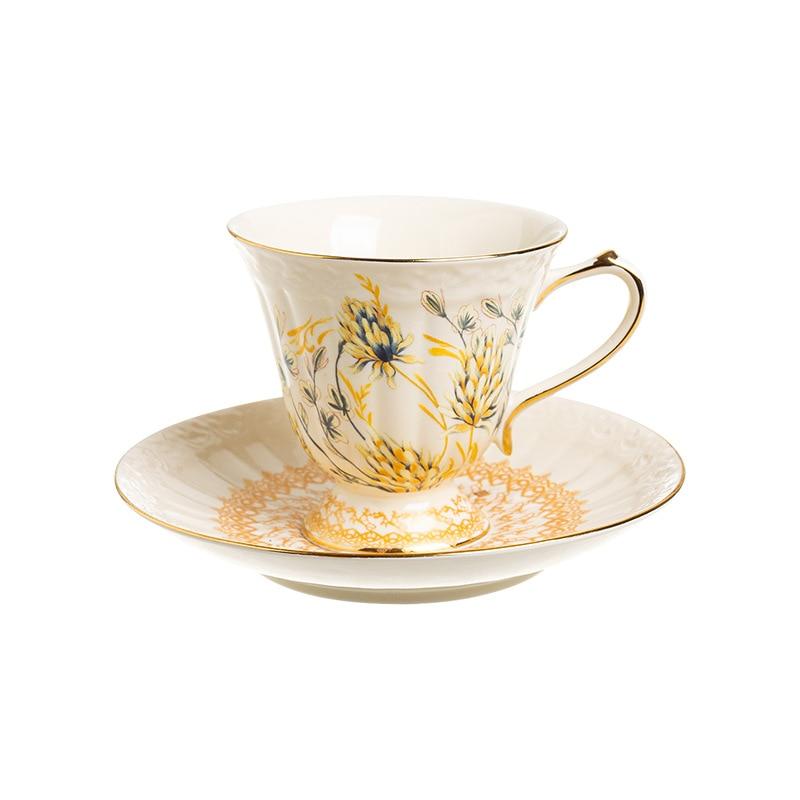 

Two sets of creative European ceramic cups, coffee cups, sauces, French gold vintage palace cups, cups, home-made kettles, coffee cups and sauce sets.