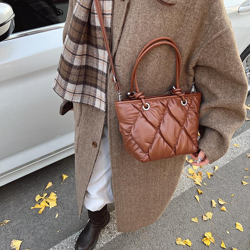 Hand carry fashion commuter tote bag women's 2025 winter new retro trendy shoulder bag premium embroidery thread oblique span bag