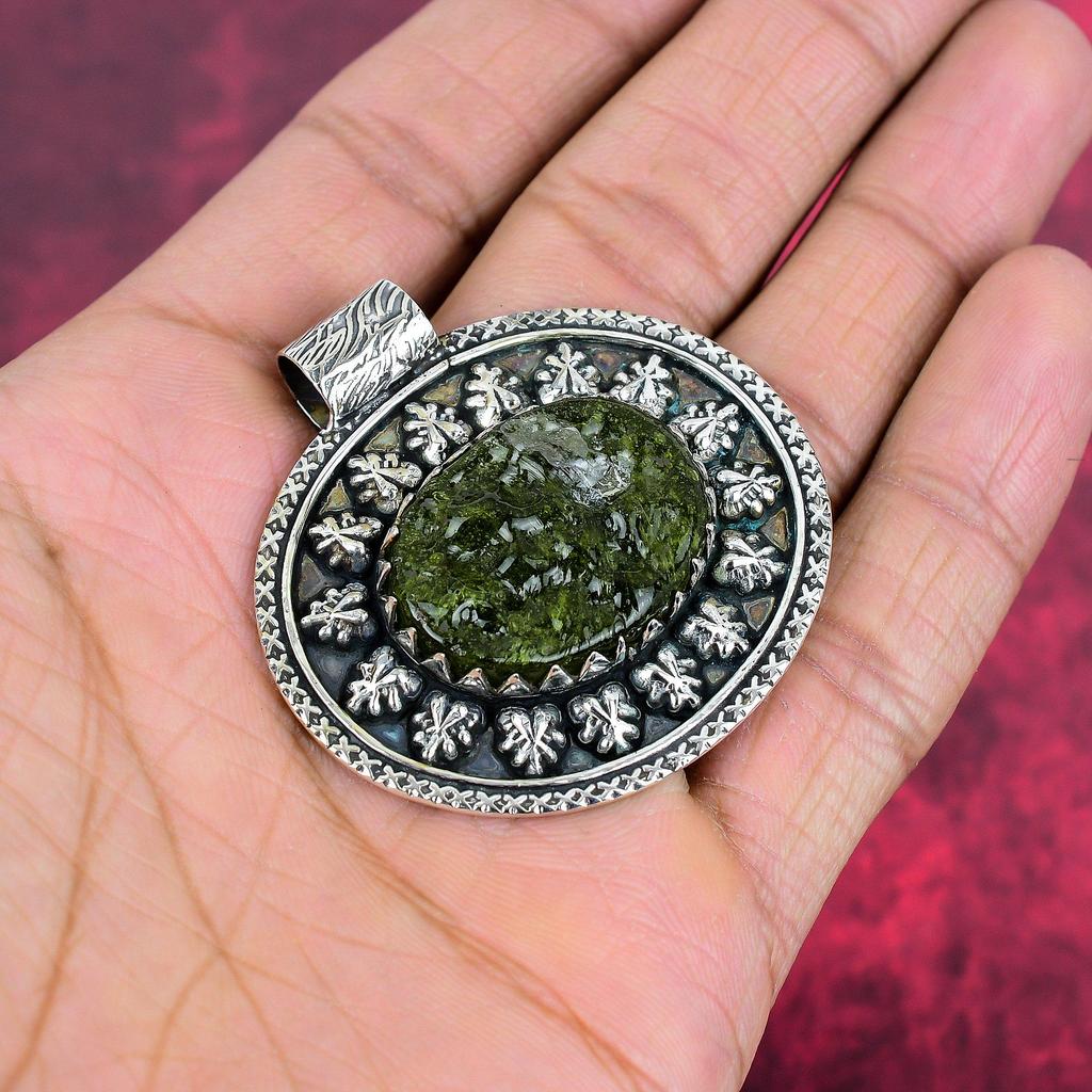 Přívěsek s vltavínem, šperky z masivního sterlingového stříbra 925, přívěsek s drahokamem, dárek pro ni, ručně vyráběné jemné šperky