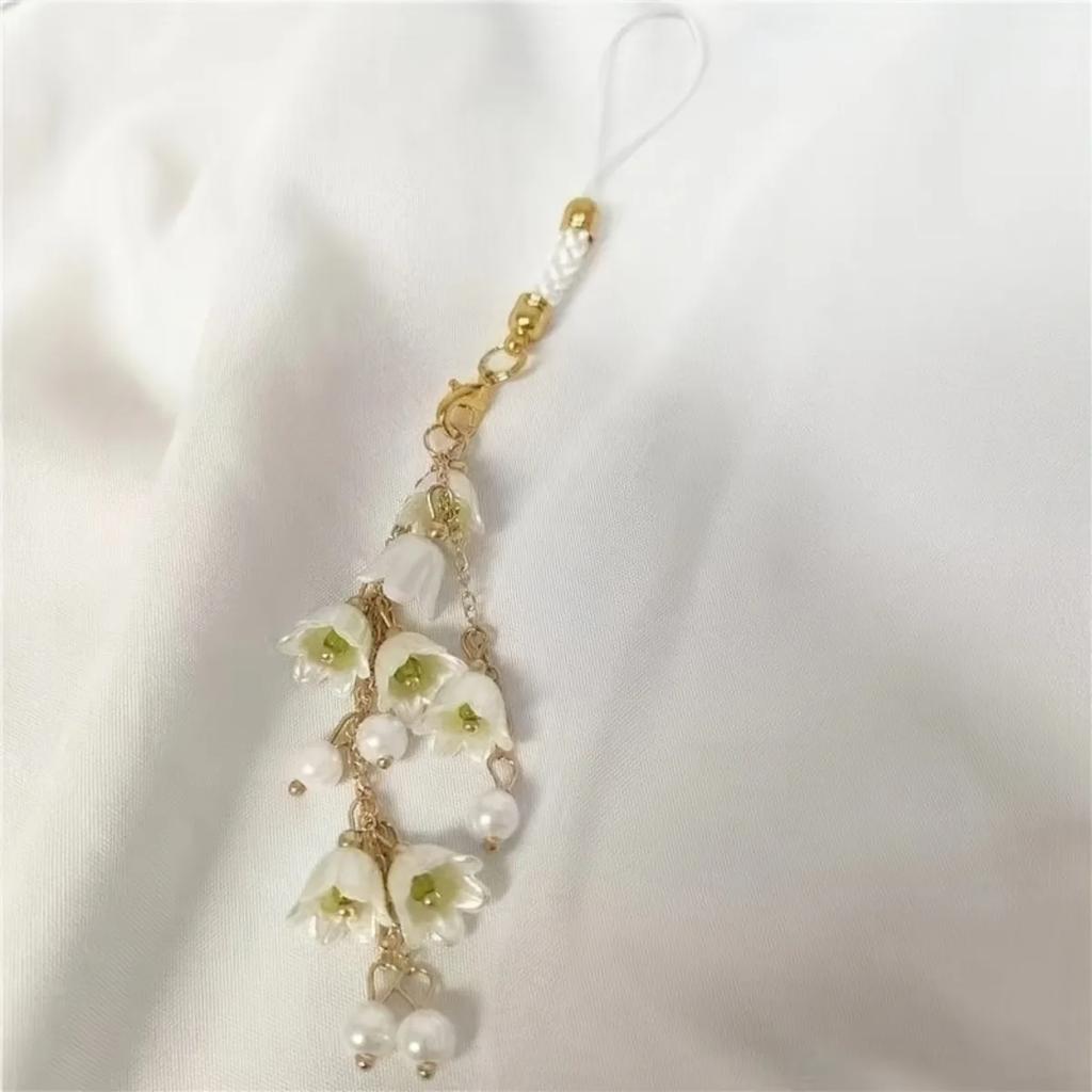 1 Instagram-style white lily phone charm and bag accessory—a delicate, sophisticated, and elegant phone strap
