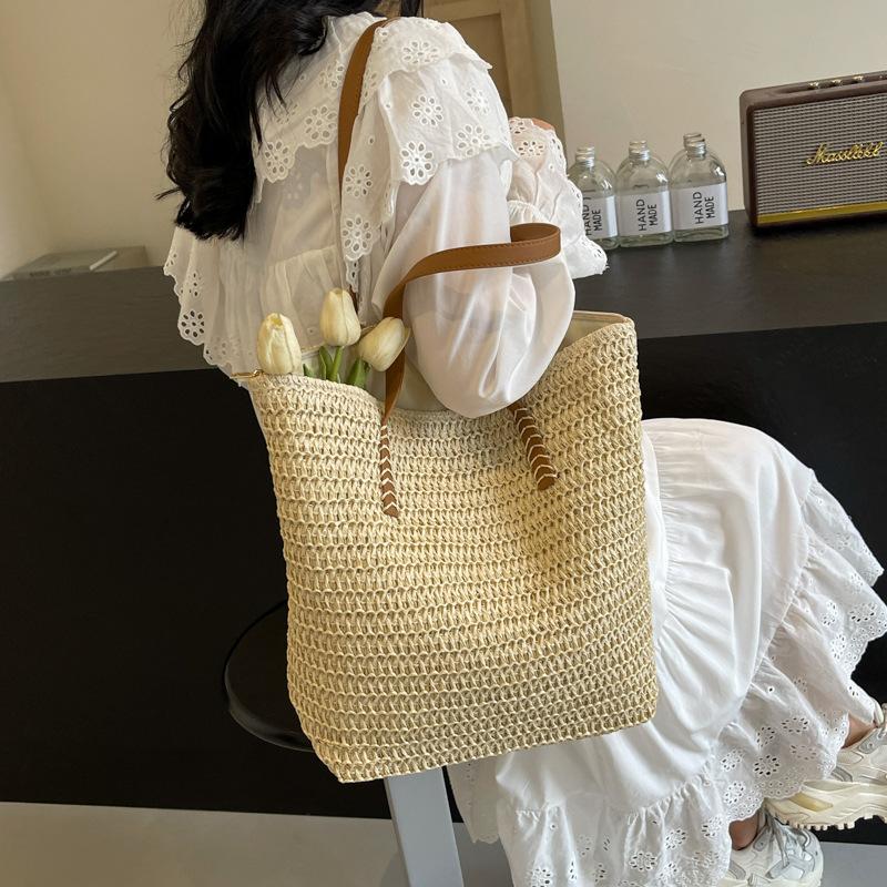 Modehandgefertigte Tasche mit großem Fassungsvermögen Frühling und Sommer Damen vielseitige Schultertasche Stroh gewebte Tragetasche