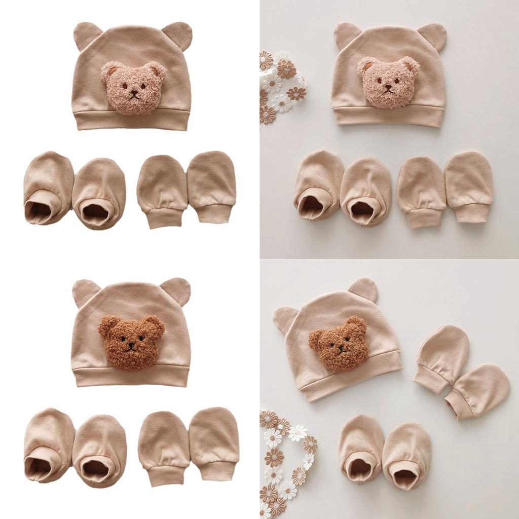 Süße Babymütze mit passenden Handschuhen und Socken. Perfektes Babyparty-Geschenk. Weiche und bequeme Babymütze.