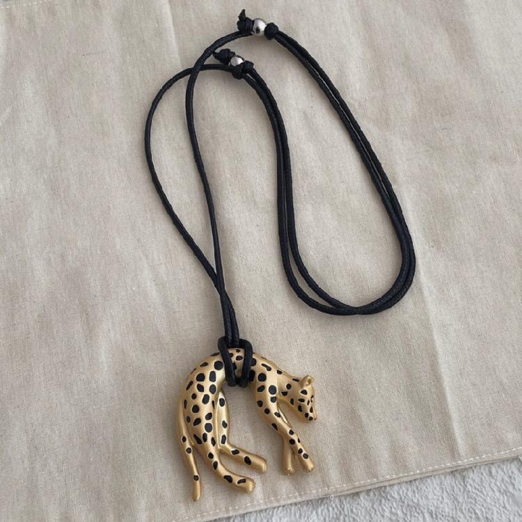 Stylish Clavicle Necklace With Vintage Leopard Pendant In Electroplated Finish For Enhancing Personalize Styles