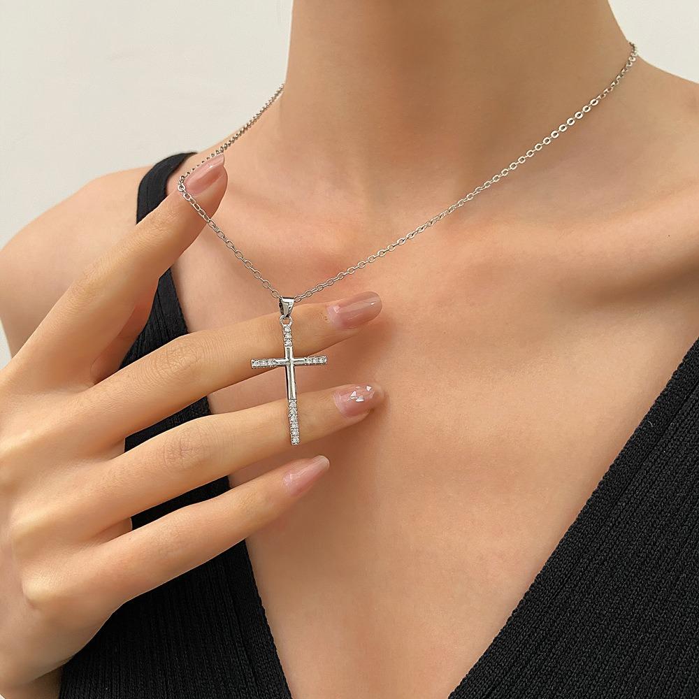 Elegant Rhinestone Inlaid Cross Pendant Necklace, Alloy Material, Simple Style, Daily and Party Decoration, Creative Gift