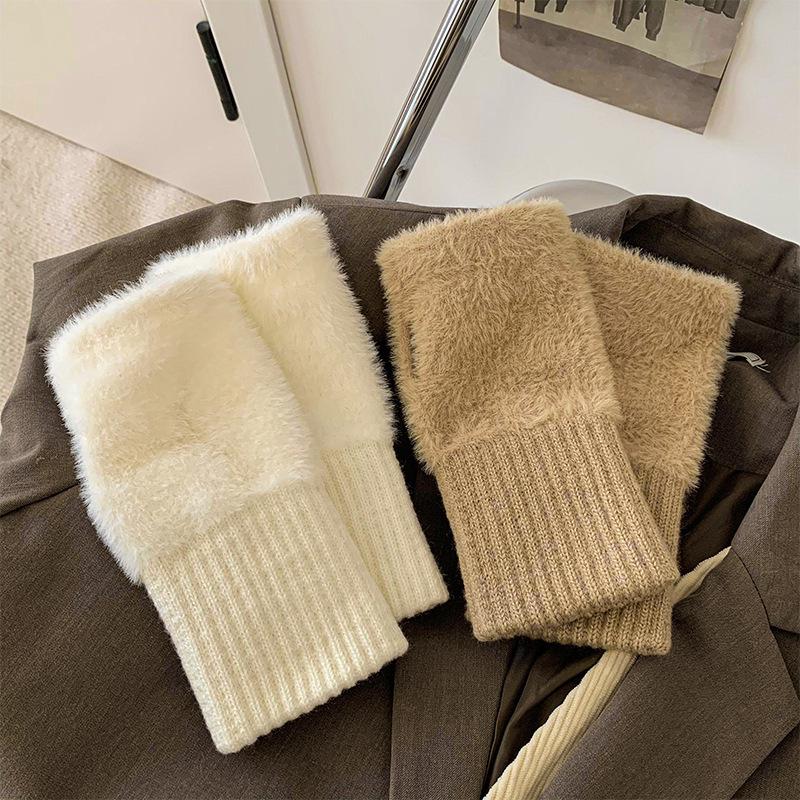 Women's Fluffy Plush Velvet Half-Finger Gloves - Thickened, Touchscreen Compatible, Cold-Proof for Autumn/Winter, Ideal for Students.
