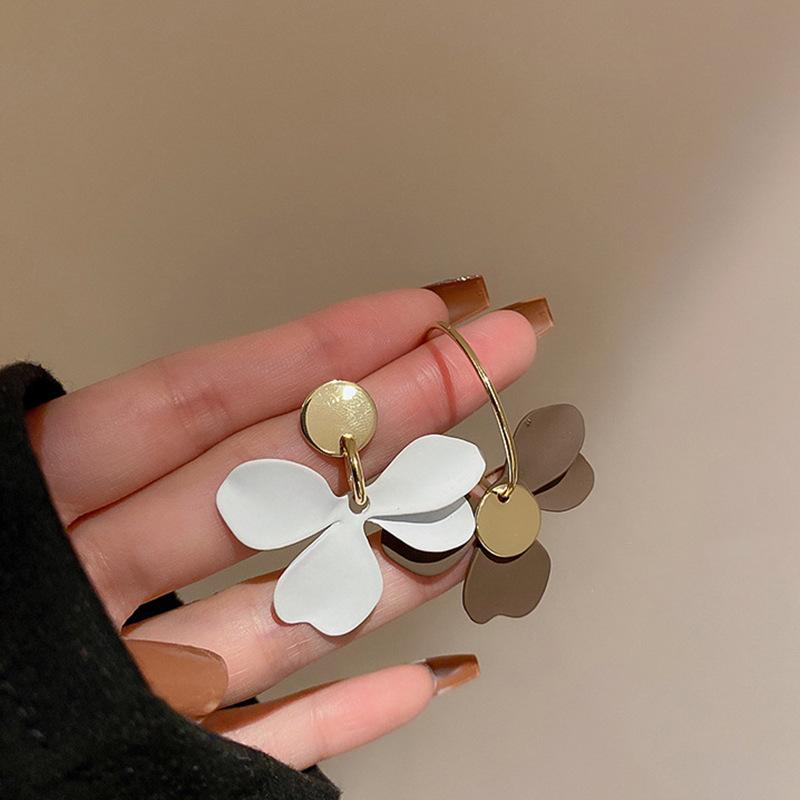 Simple Pearl Flower Earrings For Women Fashion High-End Metal Sense Temperament Earrings Trend