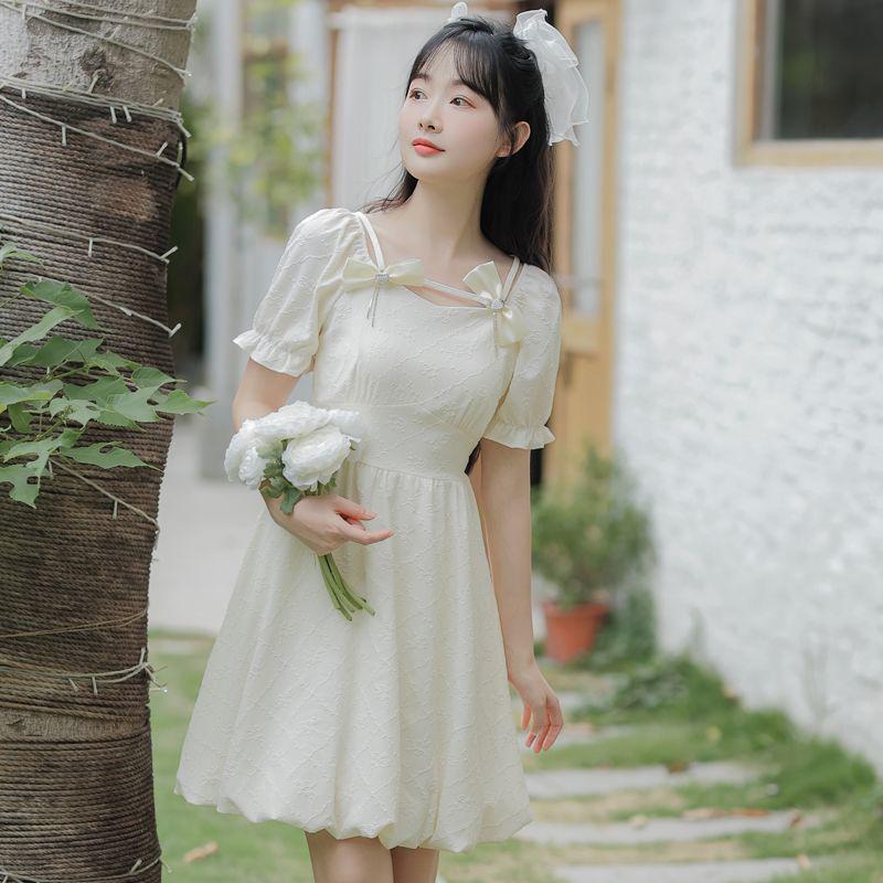 Kleines französisches Retro-Sommerkleid mit Schleife und quadratischem Ausschnitt
