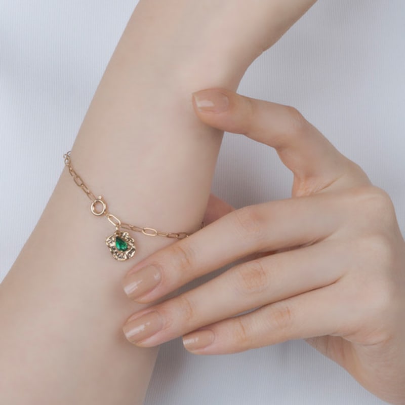 AUGUST ALICE Rough Piece Emerald Oval Chain Bracelet