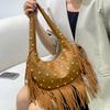 Borsa a sacco stile con nappe e borchie per l'uso quotidiano