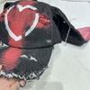 Cappellino da baseball in misto cotone effetto invecchiato con pannelli estesi, dettagli in metallo e visiera rivolta in avanti per festival