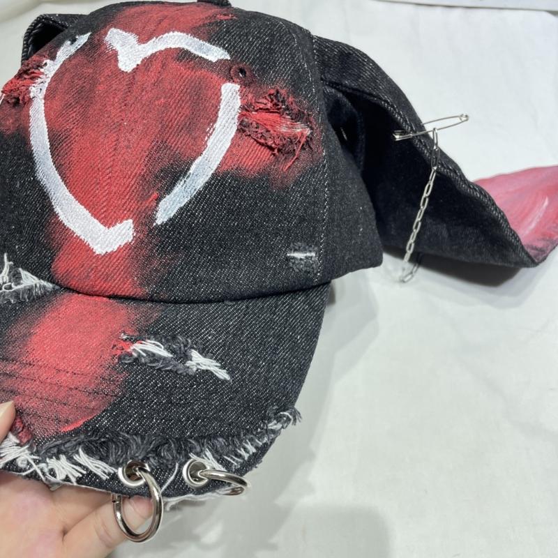 Cappellino da baseball in misto cotone effetto invecchiato con pannelli estesi, dettagli in metallo e visiera rivolta in avanti per festival
