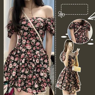 Schulterfreies Minikleid mit quadratischem Kragen, tailleneng plissiertem Saum, hoher Taille, Puffärmeln und Rosenblumen-Print