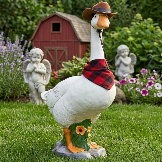 Statua di oca da portico da 13 pollici, Statua di oca da giardino in resina cava, Scultura di oca bianca realistica con cappello da cowboy e bandana rimovibili per prato, patio