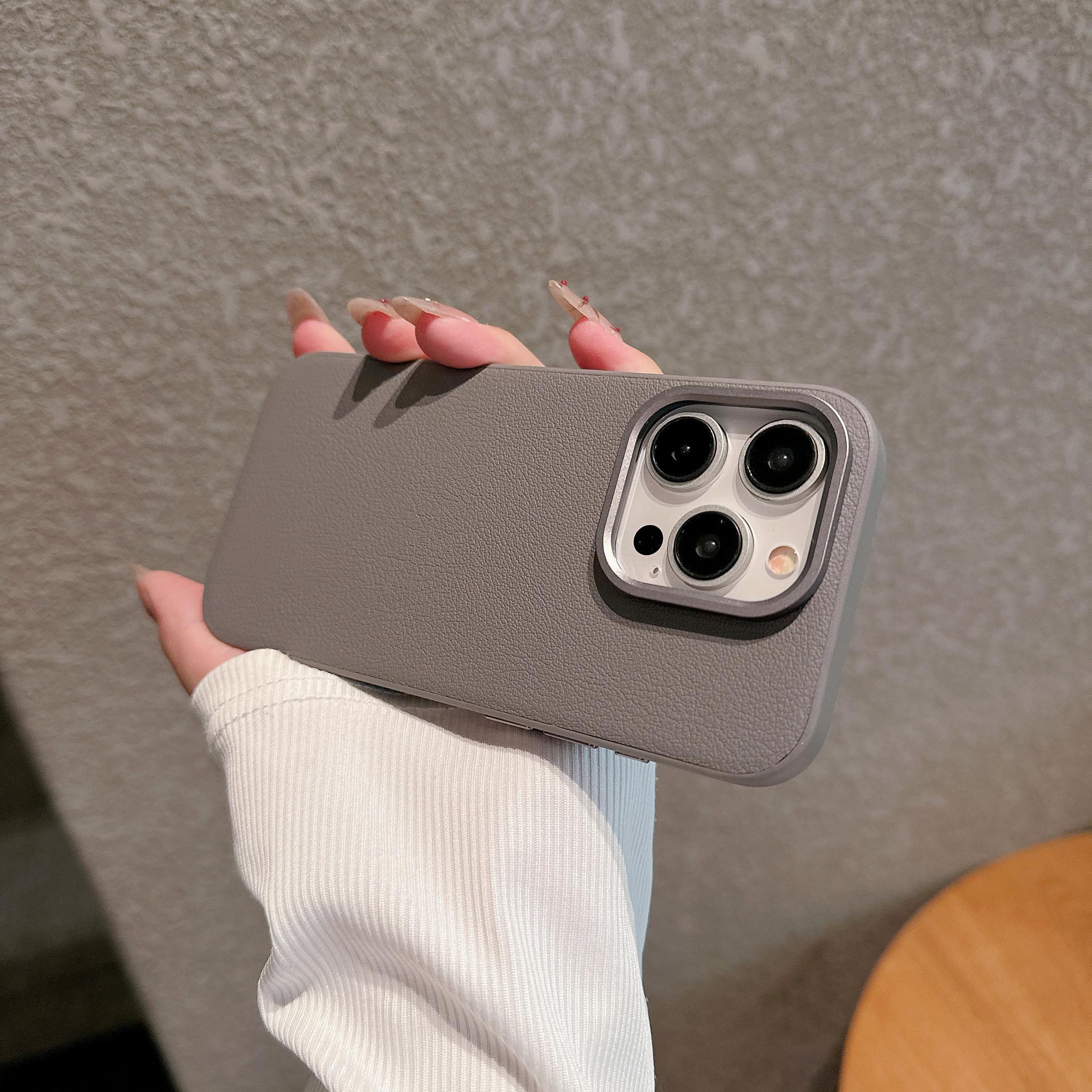 

Подходит для чехлов для телефонов Apple 15PROMAX с текстурой кожи, металлических колец для объектива iPhone 14 и защитных чехлов с металлическими кнопками для 13-й модели Apple 15 серый