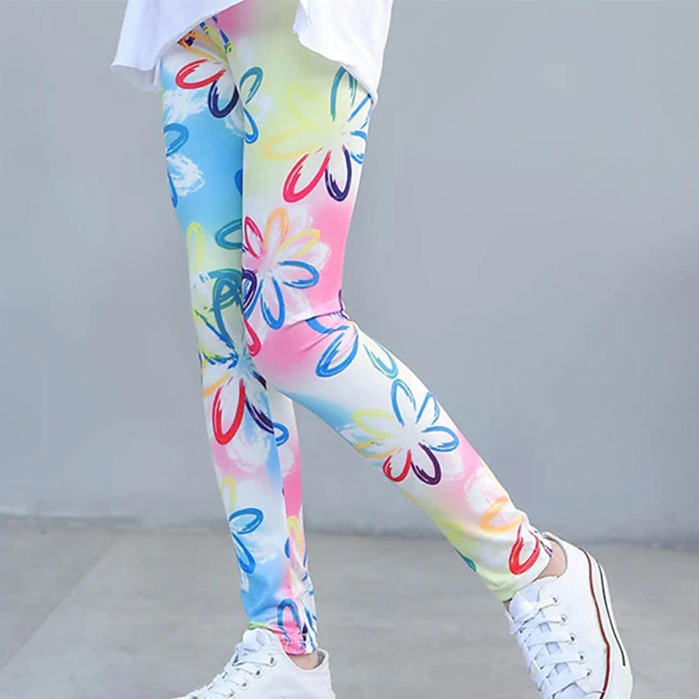 Девушка с радужными линиями и цветочными принтами — фото 3