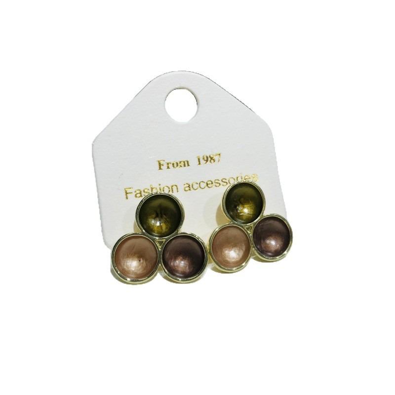 Retro Minimalist Niche Unique Design Fashionable and Elegant Shell Appliqué Earrings
