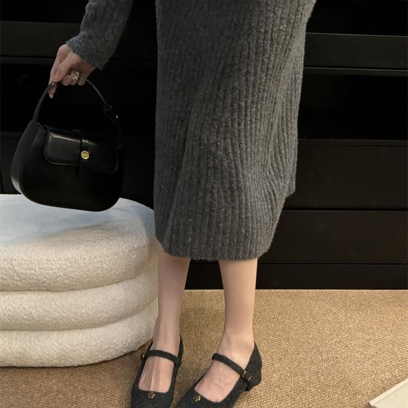 NUOQILIN retro small square head camellia woolen single shoes women's autumn and winter velvet one-word buckle belt Mary Jane shoes