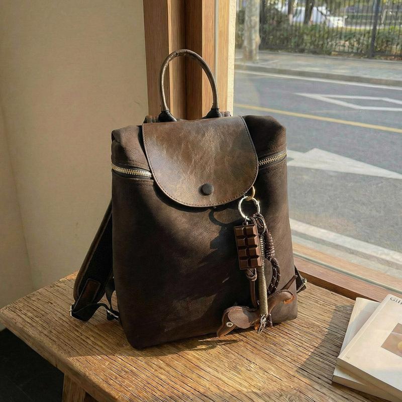 Eine High-End-Handtasche und ein modischer Rucksack mit einer Kombination aus Rucksack für den täglichen Weg