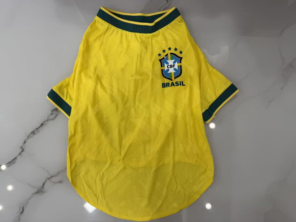 26.27 Haustier-Fußballtrikot. Spanien. Mexiko. Brasilien. Die gleichen Hundekleider für die Nationalmannschaft Weltmeisterschaft.