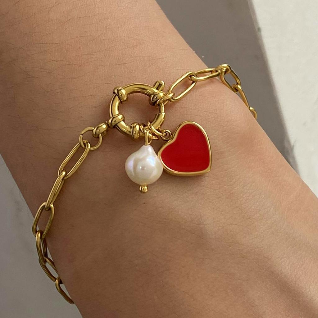 Retro heart-shaped pearl bracelet for women, simple and minimalist, with a stainless steel chain and heart design