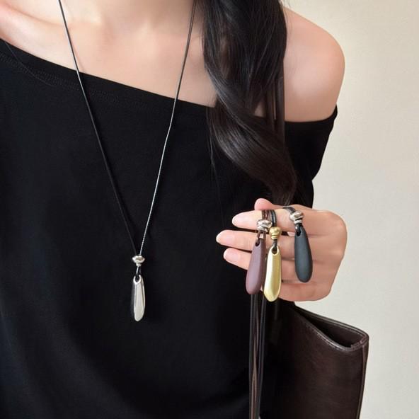 Elegant Minimalist Water Drop Pendant Necklace for Women - High-End Clavicle Chain, Fashionable & Versatile Accessory