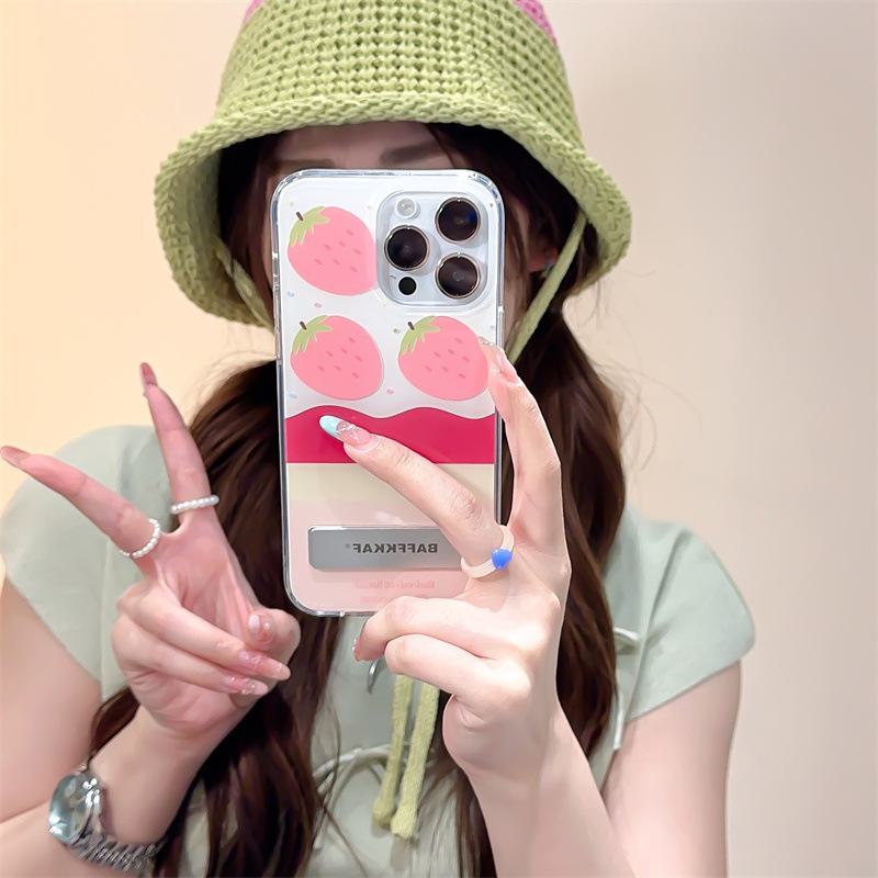 

15Promax Чехол для мобильного телефона: Противоударный, Креативный, Невидимый кронштейн - Милый дизайн девочки-клубнички. Apple 14