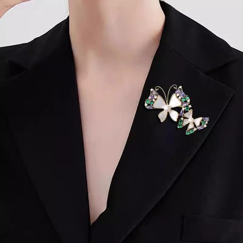 Schmetterling Doppel Flug Brosche, High-End Femininer Charme, Perlmutt Imitationsbrosche, Leichtes Luxusdesign, Anstecknadel für Anzug