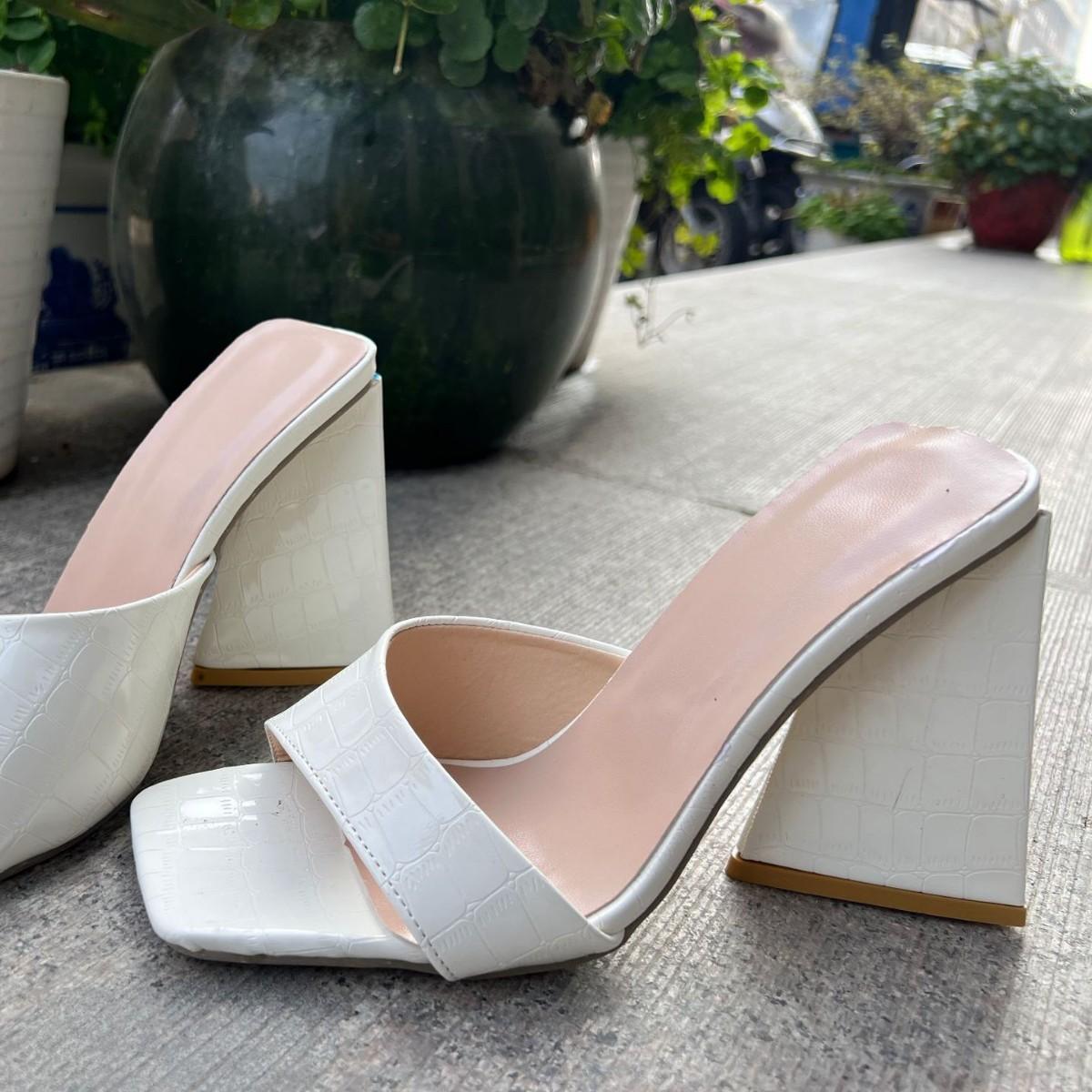 

Мода 2025 лето новые туфли на высоком каблуке с открытым носком модные шлепанцы женские чувство квадратный носок слово снаружи носить толстые сандалии 43 белый