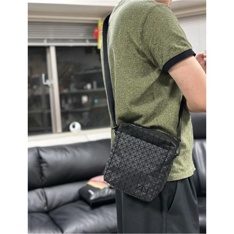 

Trendy Brand Men s 2025 Crossbody Phone Bag, Japanese KURO Silicone Matte, Casual Versatile Style. 16 x 20 x 6.5 cm