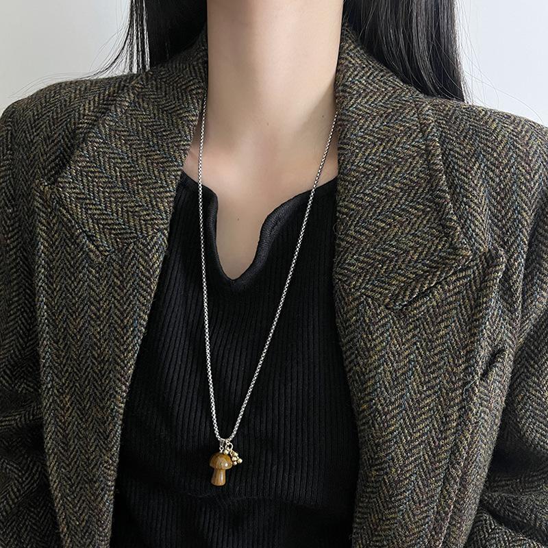 Neuer gefleckter Tigerauge-Stein Pilz Anhänger Lange Vielseitige Schlüsselbein Kette Halskette für Damen Nische Exquisite Accessoires
