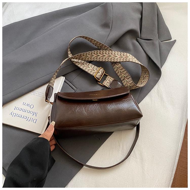 

2025 new soft leather multi-compartment shoulder messenger bag temperament commuter small square bag retro casual bag women