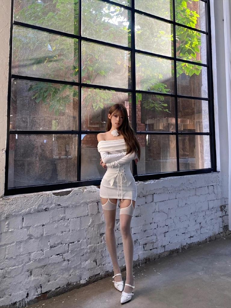 Spice girl white one-word shoulder dress women's autumn new slim-fitting and thin waist off-the-shoulder sexy hip dress